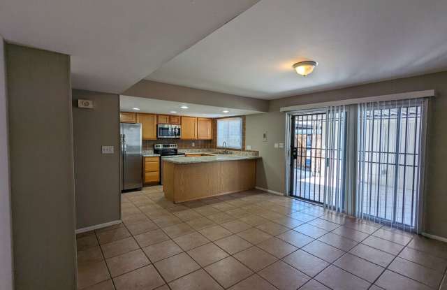 LARGE 4 BEDROOM TOWNHOME - 6694 North 43rd Avenue, Glendale, AZ 85301