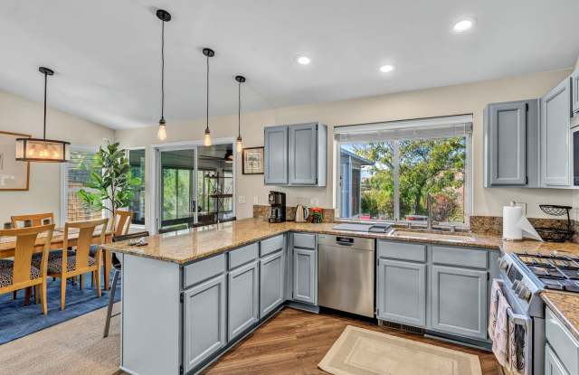 MODERN RENO HOME WITH EASY UNR & DOWNTOWN ACCESS Gallery 4