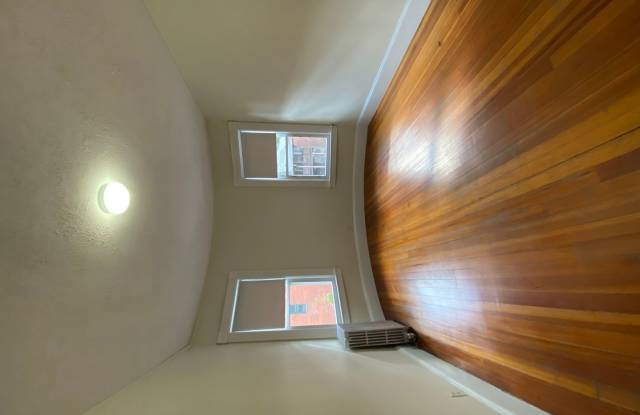 Charming 2.5 Bedroom-No Broker Fee Gallery 4