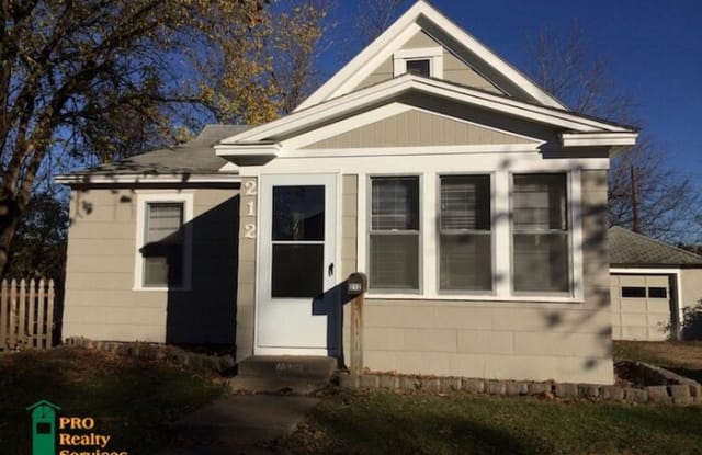 212 West Warburton Street - 212 West Warburton Street, South St. Paul, MN 55075