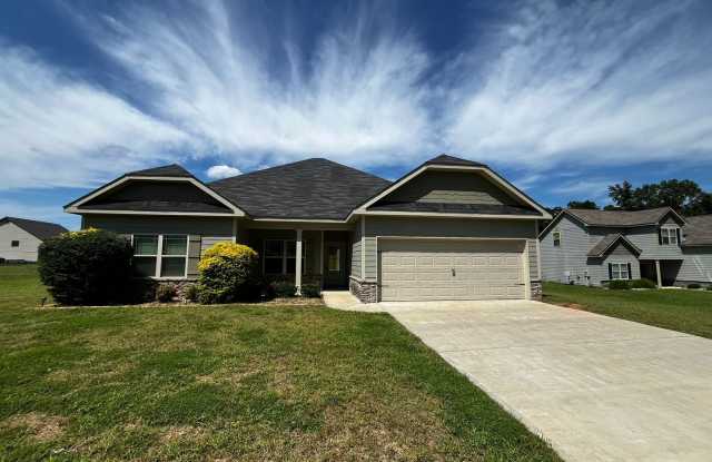 Love Where You Live! Spacious Home with Double Garage & Everyday Comfort! Gallery 1