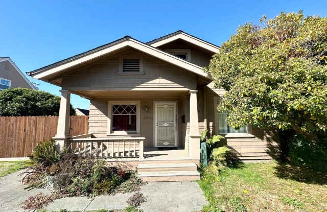 Craftsman Bungalow with Fantastic Fenced Yard photos photos