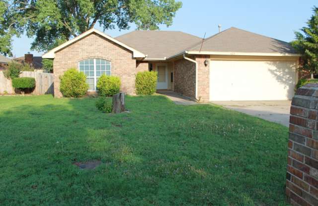 Loads of Room! 3 beds & Den! Storm Shelter! Gallery 1