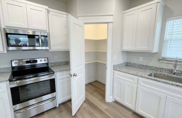 Cozy 3 bed, 2 bath close  to downtown Gallery 4