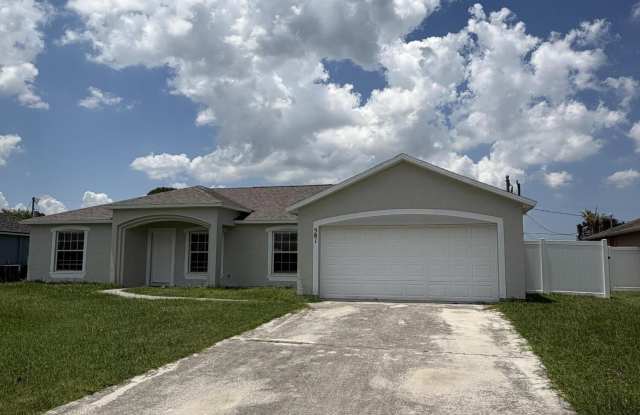 581 NW Goldcoast Avenue photos photos