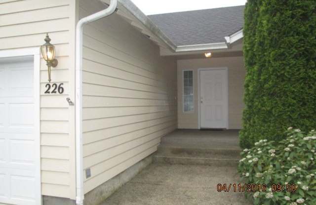 Wonderful 3 bedroom 2 bath home with garage and Back yard - 226 Montclair Drive, Sutherlin, OR 97479