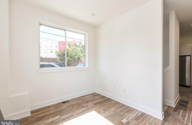 1431 BROWN Street Gallery 3