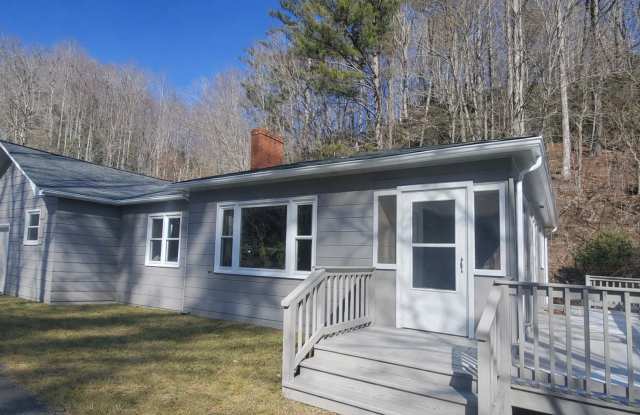 Large 4 Bedroom House On Hwy 105 - 114 Poplar Hill Drive, Boone, NC 28607