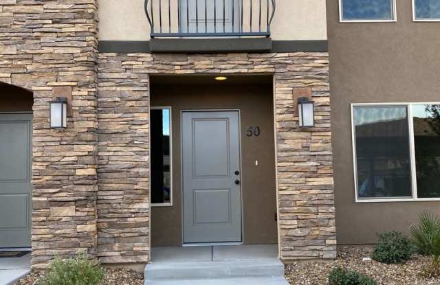 3 Bed / 2.5 bath Desert Hills Townhome with Washer/Dryer & Fridge Gallery 3