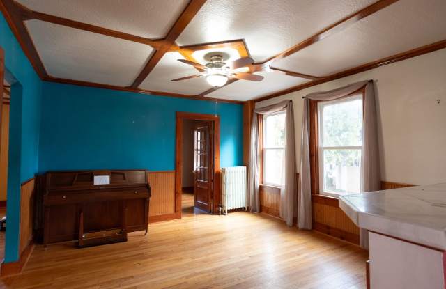 4 Bedroom house conveniently located in Florence - 97 Oak Street, Northampton, MA 01062