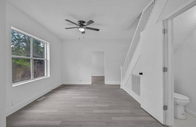 1128 W Broadway Street Gallery 4