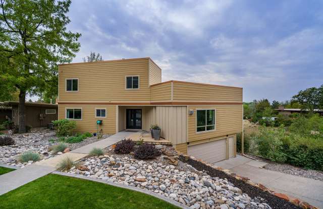 Large 4 bedroom home with Garage - ALL UTILITIES INCLUDED Gallery 1