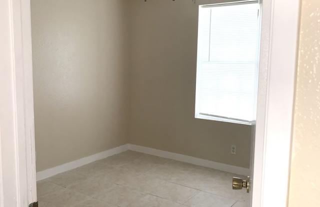 Newly refreshed spacious 2bedrooms,2 baths duplex in Eagle Lake, TX. Gallery 4