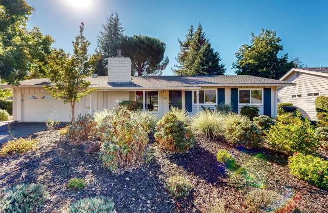 Bright & Well Maintained Two Bedroom Two Bath with office Large yard and Two Car Garage Gallery 3