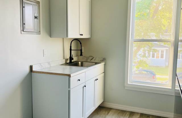 915 West Lapeer Street - 2 photos photos