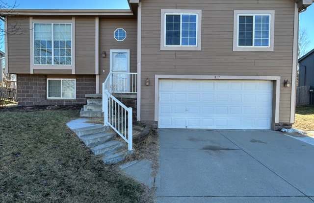 Spacious 3 Bed, 2 Bath Home in Papillion, Ne - 817 Lake Vista Drive, Sarpy County, NE 68046