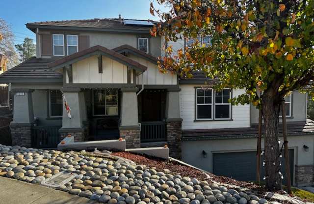 Beautiful 5 bed & 3 bath home in highly sought school district Gallery 3