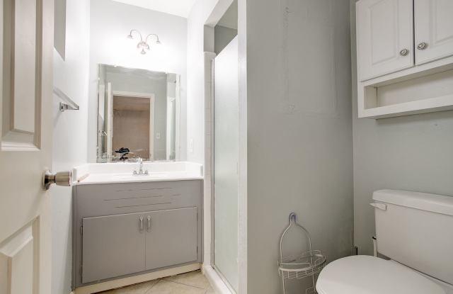 Newer Paint, Newer Flooring, POOL, close to GCU, Move in Ready for August 1st!!!  Great property located with easy access to Shopping!!  Quiet Cul-de-Sac!!! photos photos
