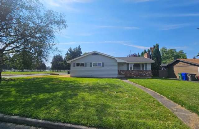 4 Bed 2 Bath Rancher Original Hardwood Floors Corner lot 2400 Sq/Ft of space photos photos