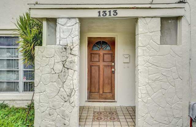 3 BR / 3 BA + Patio + Parking AVAIL 8/1 photos photos