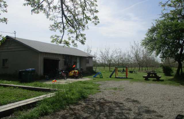 Adorable Home in Country Setting! Gallery 1