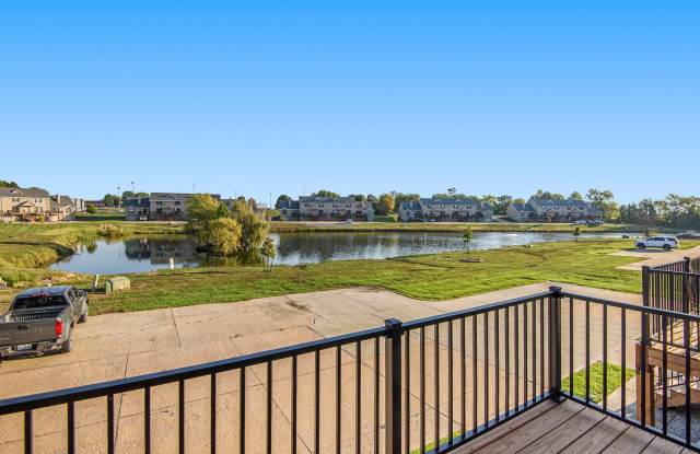 Beautiful Townhouse in Smithville!! 2BR/1.5BA Move In Ready - 217 Stonebridge Lane, Smithville, MO 64089