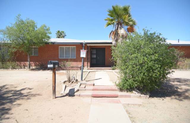 6 Bedroom 3 Bath Home! Walking distance to University! - 1711 North Mountain Avenue, Tucson, AZ 85719