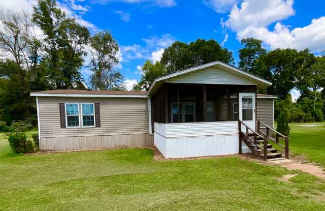 Large 3/2 Double-wide Mobile Home in Marianna w/ Screened Porch Gallery 1