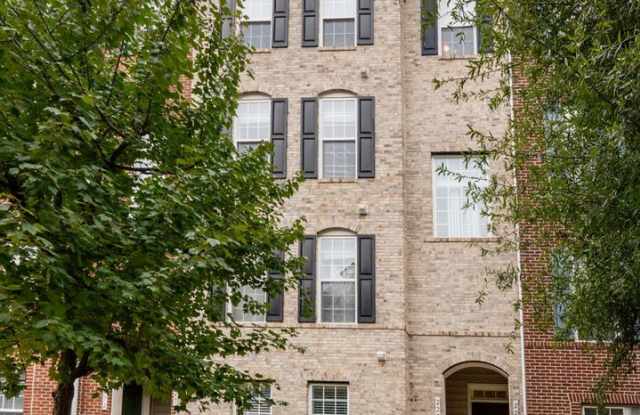 Spacious home in Potomac Club with brand new fully painted walls! Gallery 1