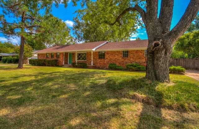 PRELEASING for Early Aug 2027! Updated (3) Bed, (2) Bath + Additional Living Area! photos photos