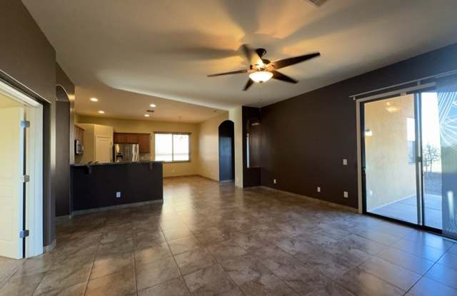 Dashing 3 bedroom 2 bath + Den/Office with all stainless steel appliances! Gallery 4