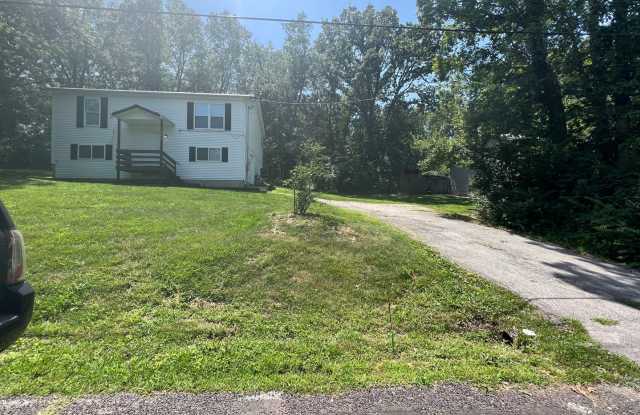 4-bedroom 1.5 baths house near I-44 - 246 Baker Street, Villa Ridge, MO 63089