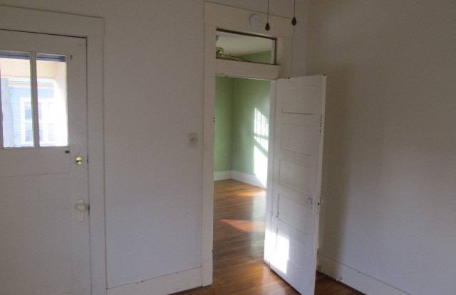 Cute House on small & Private Street - in the District and very near Columbia College Gallery 3