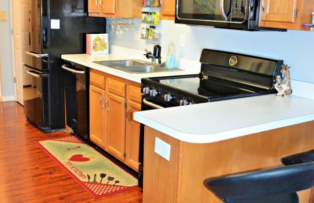 AVAILABLE NOW!  Want a GREAT Location?  Want an Average LGE Bill of $30/mo??  This Beautiful 1 Bedroom Condo is in the Heart of Crescent Hill! photos photos