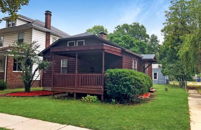 Garage Galore: 2 Bed, 1 Bath Comedy Central! photos photos