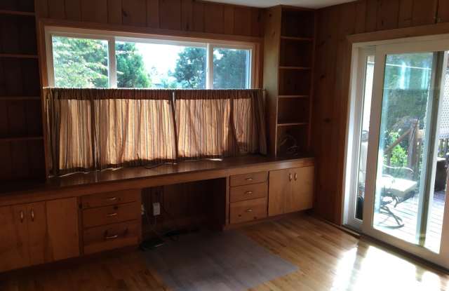 3BR - 1,637 sq. ft. - Charming Farmhouse on Private 1/2 Acre Gallery 4