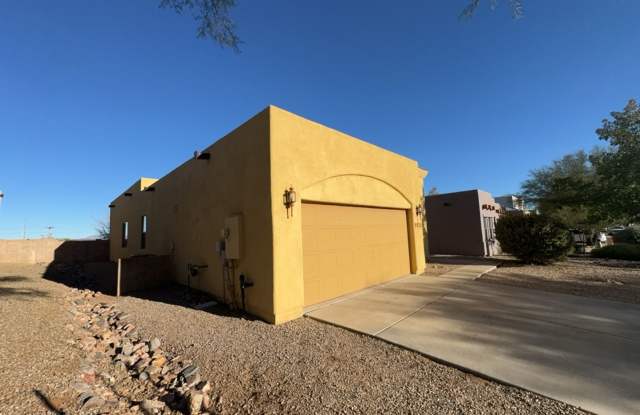 Dashing 3 bedroom 2 bath + Den/Office with all stainless steel appliances! Gallery 3