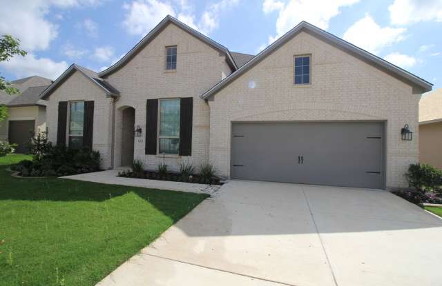 4/3.5/2 1.5 Miles From Gruene / Settlement in Gruene / Mulitple Living Rooms/ Fridge Included/ NBISD photos photos