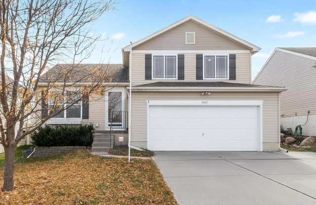 Spacious 3-Bedroom with Fenced Yard & Garage Gallery 1