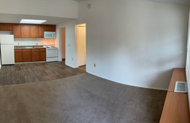 Spacious 1/1! Limited Time Pricing! Call for Specials!! Same Day Approvals! - 10070 South Nob Hill Circle, Tamarac, FL 33321