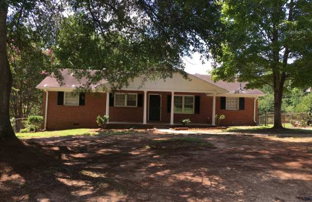 4 Bedroom 2.5 Bath home with Large Sunroom and Fenced in Back Yard! - 112 Aloha Drive, Welcome, SC 29611
