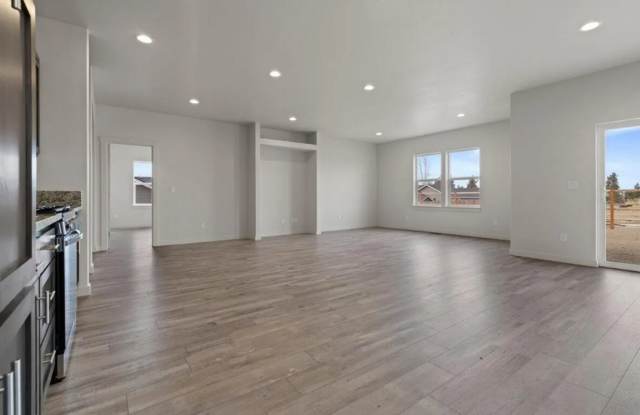 GORGEOUS MODERN LIVING IN NW REDMOND!! Gallery 4