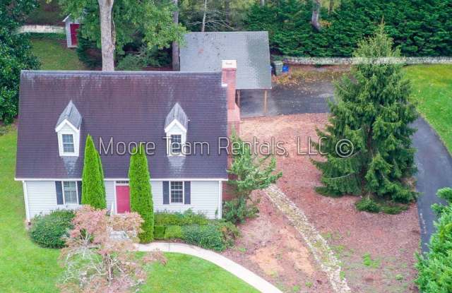 2 Bed Cape Cod + Large Hobby Room - 918 Thornton Place, Hendersonville, NC 28791