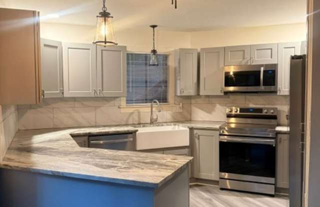 3342 Lodge Overlook - BEAUTIFUL LAKE HOME FOR RENT Gallery 3