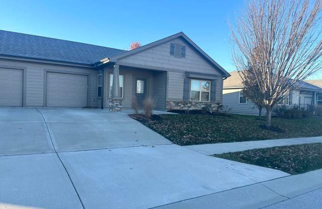 2 Bed 1 Car Attached Villa in Blue Springs - 8227 Southeast Maple Court, Blue Springs, MO 64014