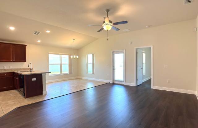 August Move-In Special! Lease by August 31st & Receive $250 Off Your Security Deposit! Gallery 4