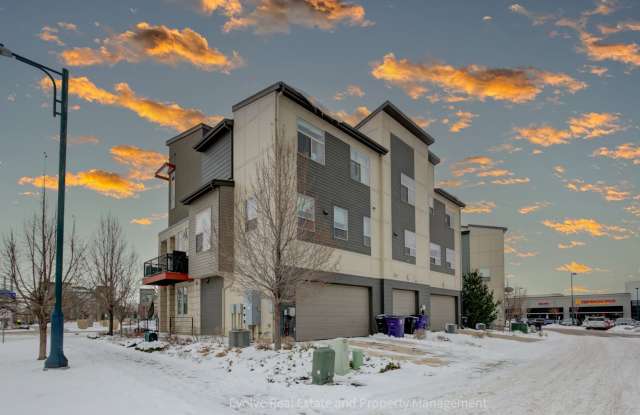 Evolve Real Estate: Sophisticated Central Park Townhome – Walk to Dining & Entertainment! Available December 1st Gallery 4