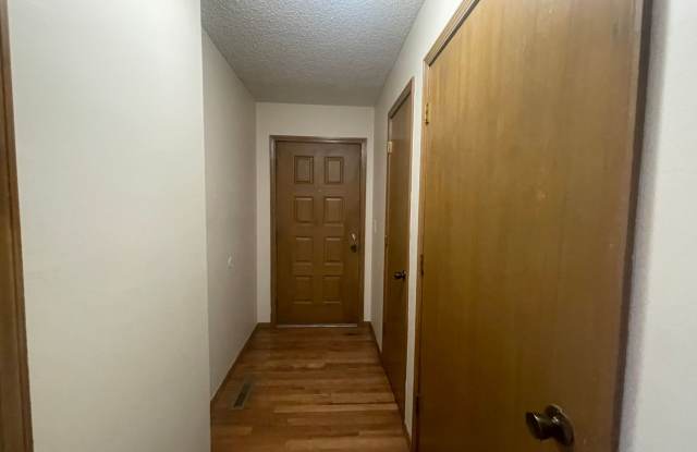 Cozy House 3 bed 2 bath 2 car garage looking for you! Located in desired southeast Springfield neighborhood! Gallery 4