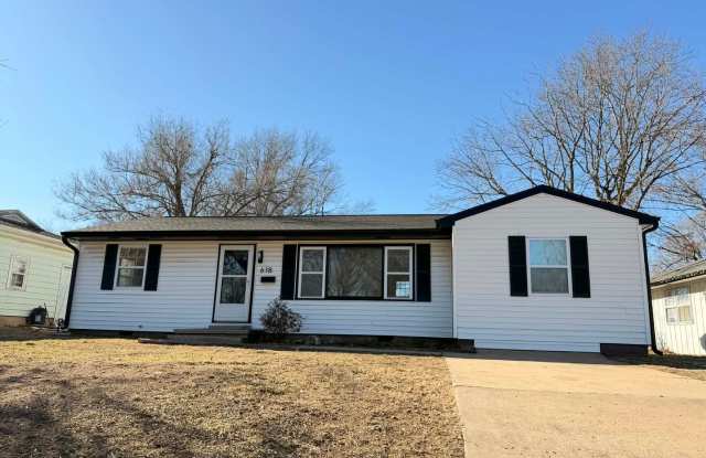 Beautiful 3 bedroom / 2 bathroom house in Joplin Mo with fenced in Yard!! photos photos