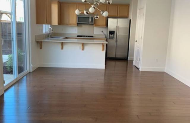 Beautiful 3 bedroom Home, Great Neighborhood, Open and Bright! Gallery 3
